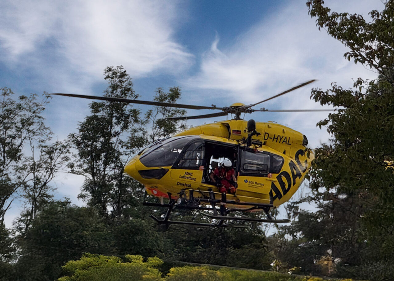 ADAC-Rettungshubschrauber im Landeanflug an der BG Unfallklinik Murnau