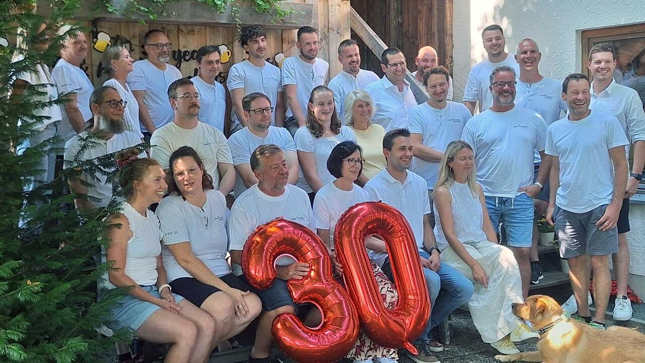 Team von Körbl + Feneberg feiert mit roten 30-Luftballons das 30-jährige Jubiläum